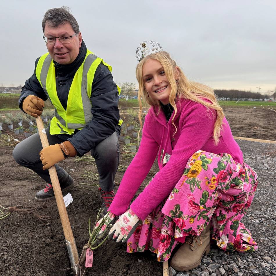 IGA 2027 in Duisburg: Rosenkönigin Theresa pflanzt die erste Rose