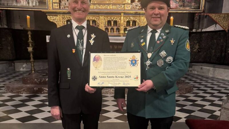 Von Papst Leo gesegnet: Santo-Anno-Kreuz für die Bruderschaft St. Evermarus Borth