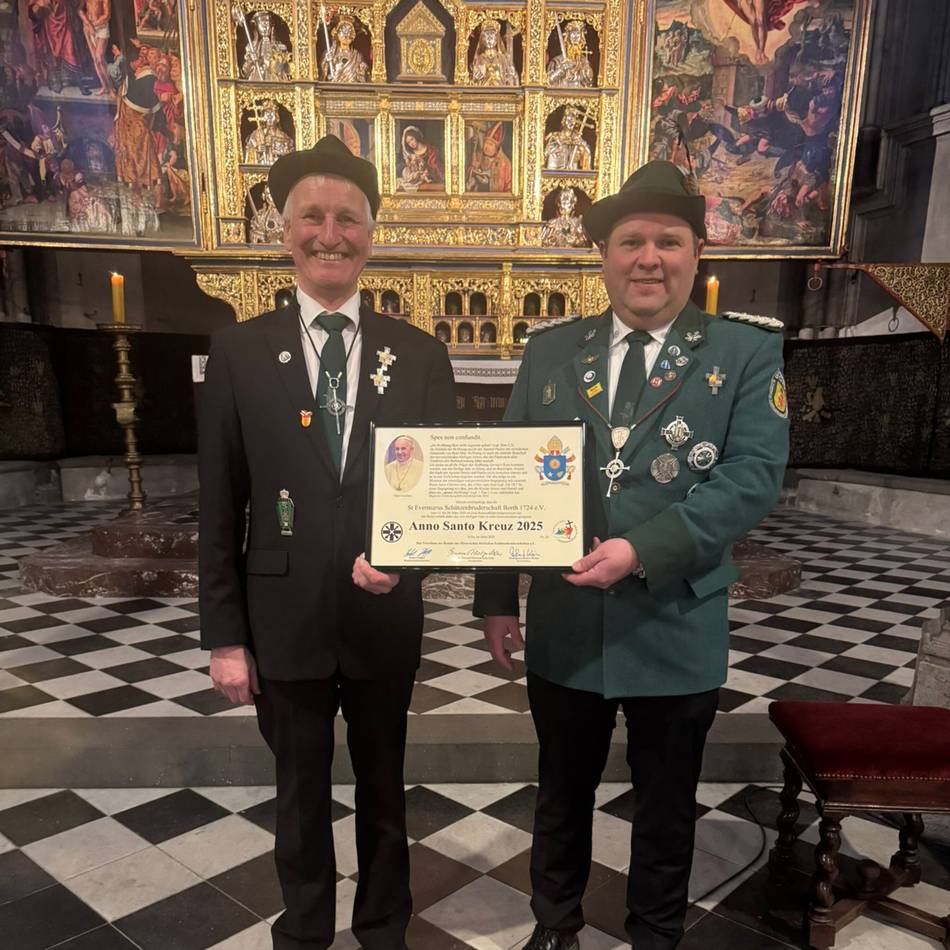 Von Papst Leo gesegnet: Santo-Anno-Kreuz für die Bruderschaft St. Evermarus Borth