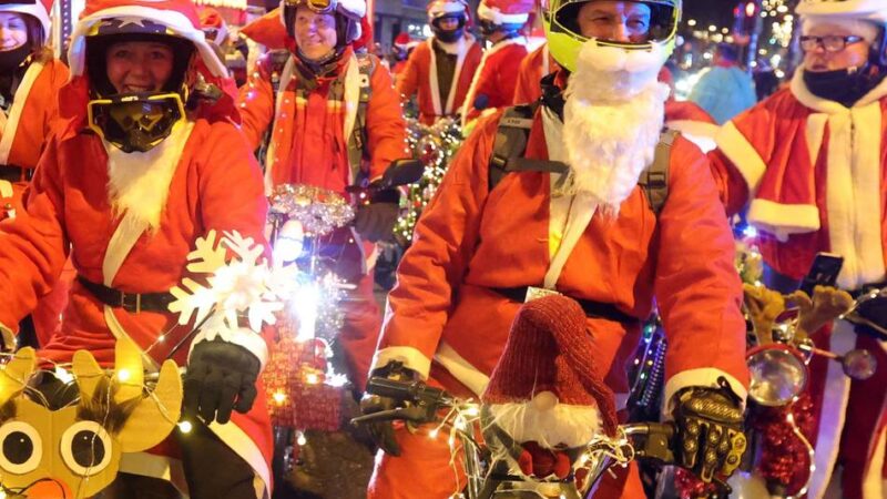 220 leuchtende Mofas auf Tour: Ein Flashmob der guten Laune rollt durch Leverkusen