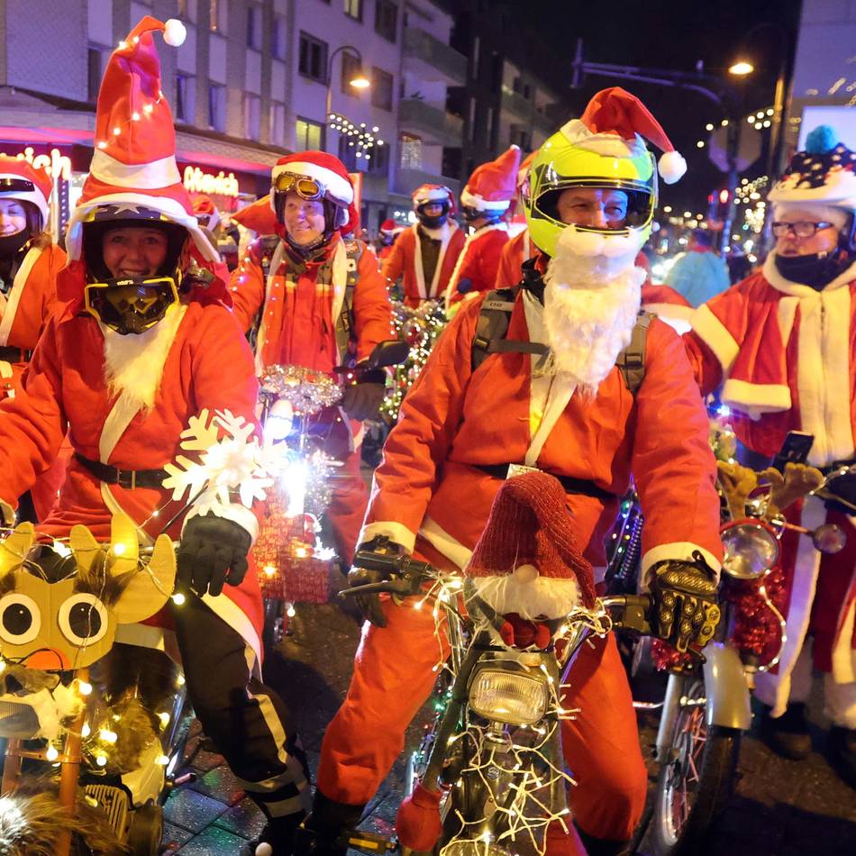 220 leuchtende Mofas auf Tour: Ein Flashmob der guten Laune rollt durch Leverkusen
