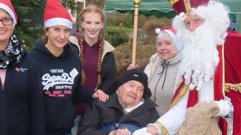 Im Innenhof des Marienheims: Großer Andrang beim zweiten Hinsbecker Weihnachtsmarkt