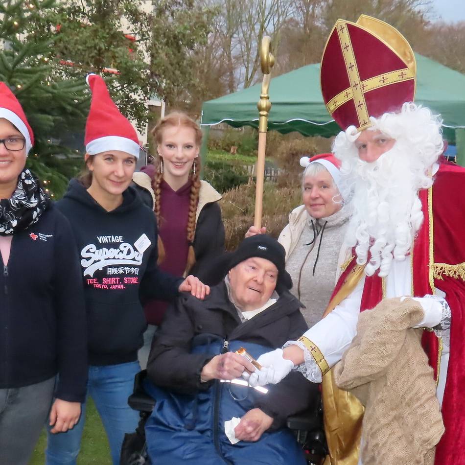 Im Innenhof des Marienheims: Großer Andrang beim zweiten Hinsbecker Weihnachtsmarkt