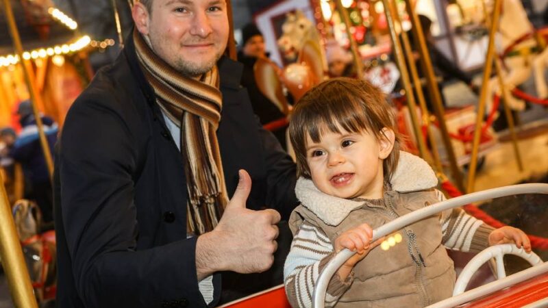 Sohn von NGZ-Redakteur macht seine erste Fahrt: Leo, der Karussell-König