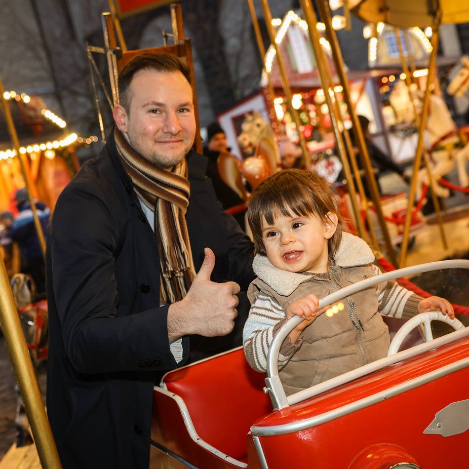 Sohn von NGZ-Redakteur macht seine erste Fahrt: Leo, der Karussell-König