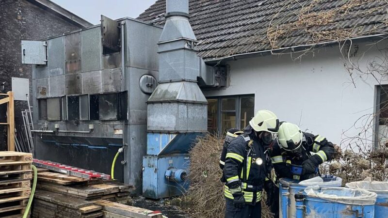 Feuerwehreinsatz in Dinslaken: Feuer in Schreinerei – Angestellte versuchen es mit Feuerlöschern