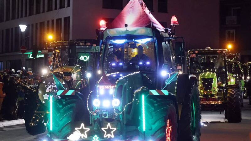 Rollende Weihnachtsstimmung: Leuchtende Trecker sind „Gänsehaut pur“