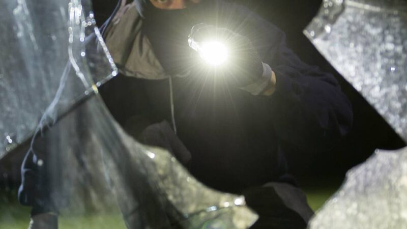 Großen Haag in Kranenburg: Einbrecher mit Sturmhaube stiehlt Zigaretten aus Supermarkt