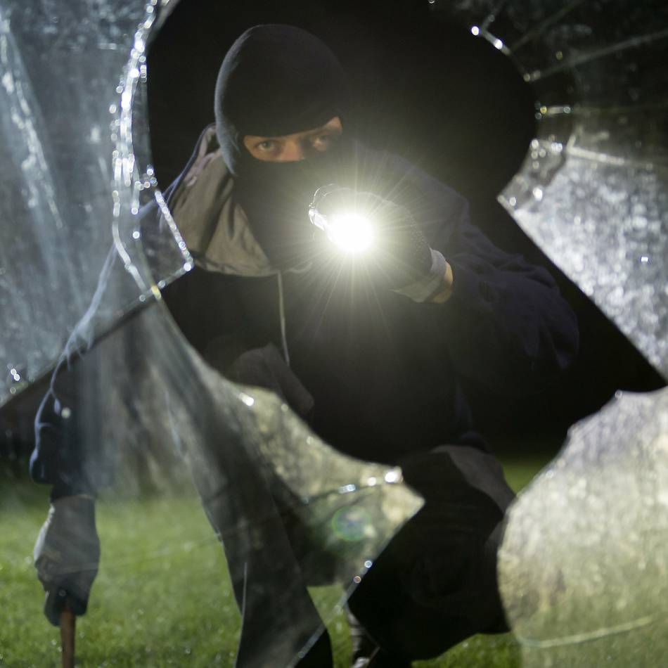 Großen Haag in Kranenburg: Einbrecher mit Sturmhaube stiehlt Zigaretten aus Supermarkt