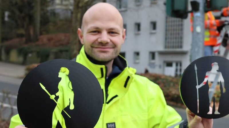 Bei Rot stehen, bei Grün gehen in Mettmann: Neandertaler ist als Ampelmännchen nun mitten in der Stadt