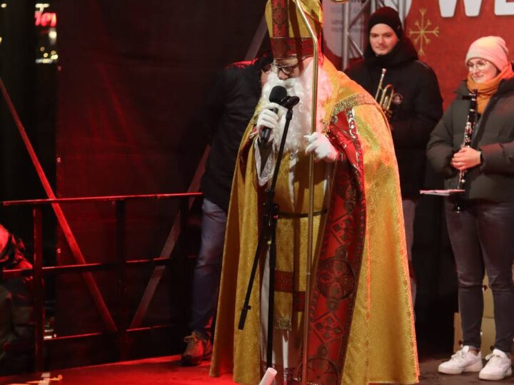 Nikolaus zieht durch Dormagen: Mit Laternenzug in die Weihnachtszeit