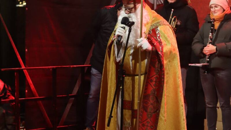 Nikolaus zieht durch Dormagen: Mit Laternenzug in die Weihnachtszeit