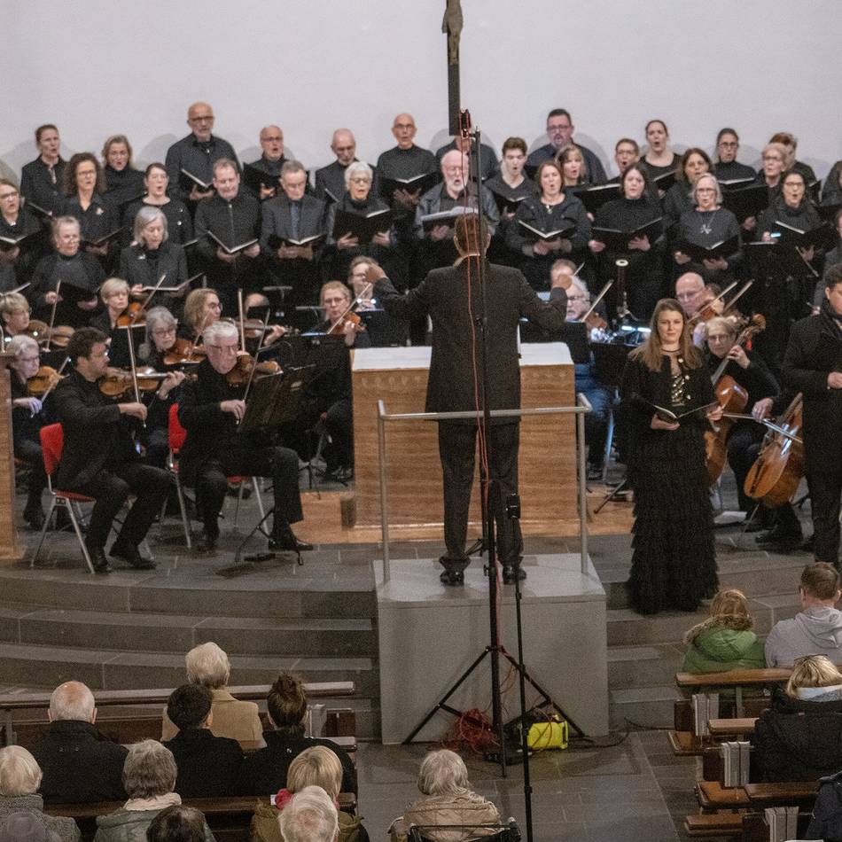 Auftritt in St. Aldegundis Büttgen: Festliches Adventskonzert begeistert Publikum