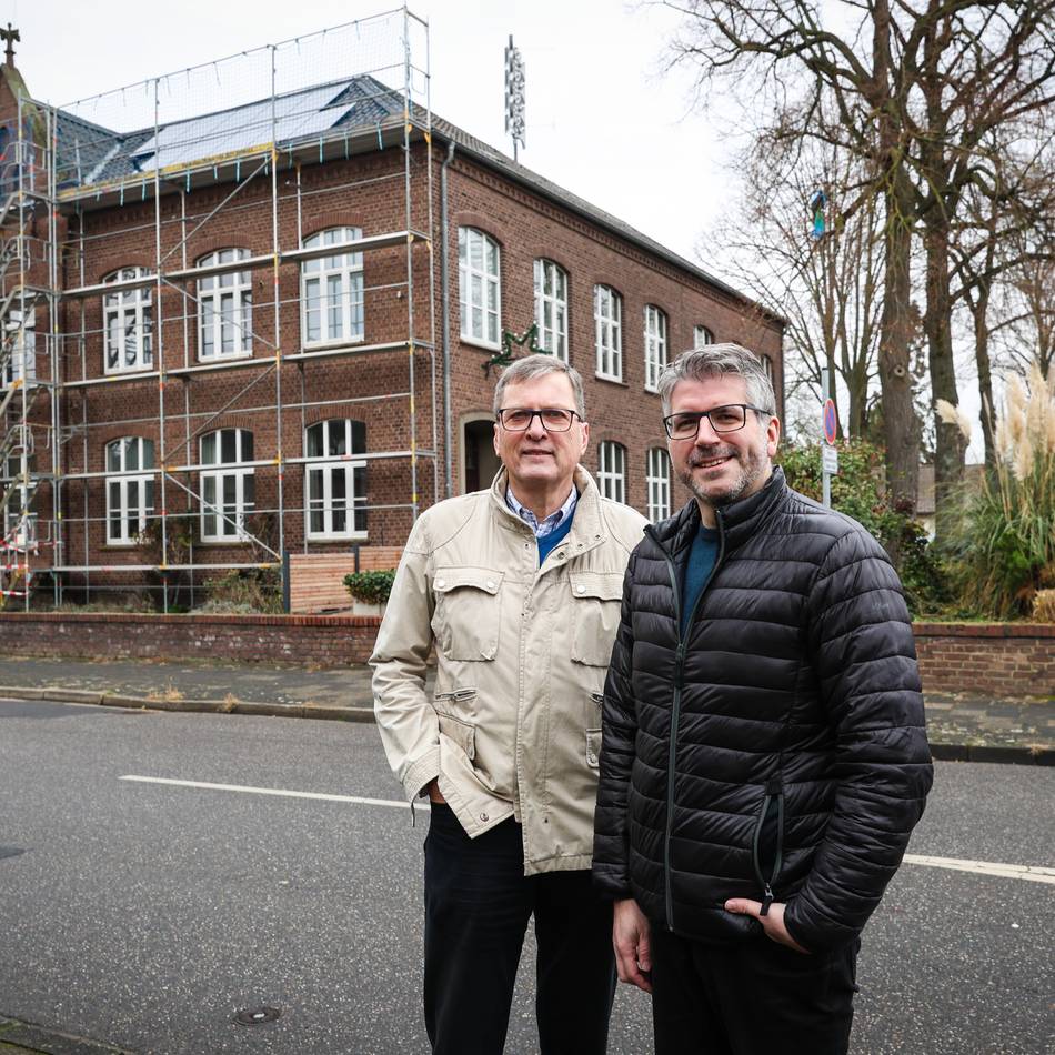 Denkmalgeschütztes Gebäude in Büttgen: 24 Solarmodule auf dem Dach der Pampusschule installiert