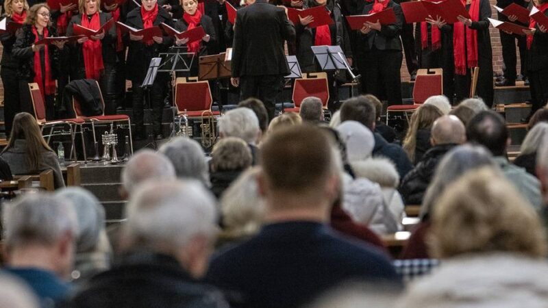 Hunderte Besucher beim Adventskonzert in St. Martinus: Festliche Klänge stimmen Kaarst auf das Weihnachtsfest ein