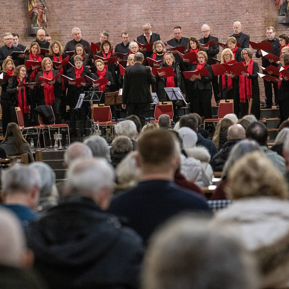 Hunderte Besucher beim Adventskonzert in St. Martinus: Festliche Klänge stimmen Kaarst auf das Weihnachtsfest ein