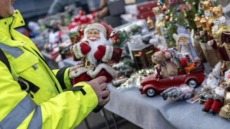 Last-Minute-Einkäufe in Neuss mal ganz anders: Geschenkejagd auf dem Trödelmarkt