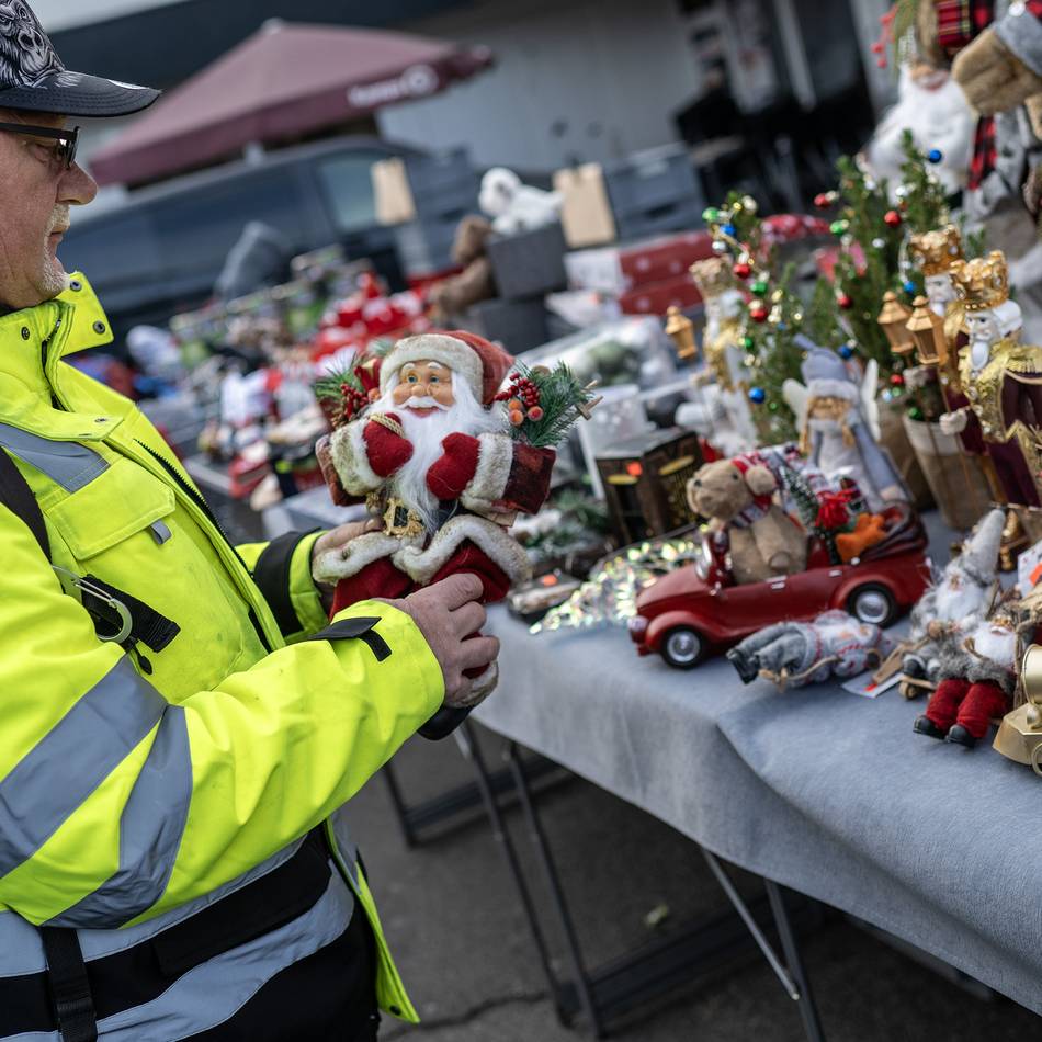 Last-Minute-Einkäufe in Neuss mal ganz anders: Geschenkejagd auf dem Trödelmarkt