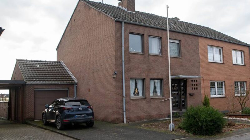 Brennendes Adventsgesteck in Neusser Wohnung: Vater und Sohn retten 90-Jähriger das Leben