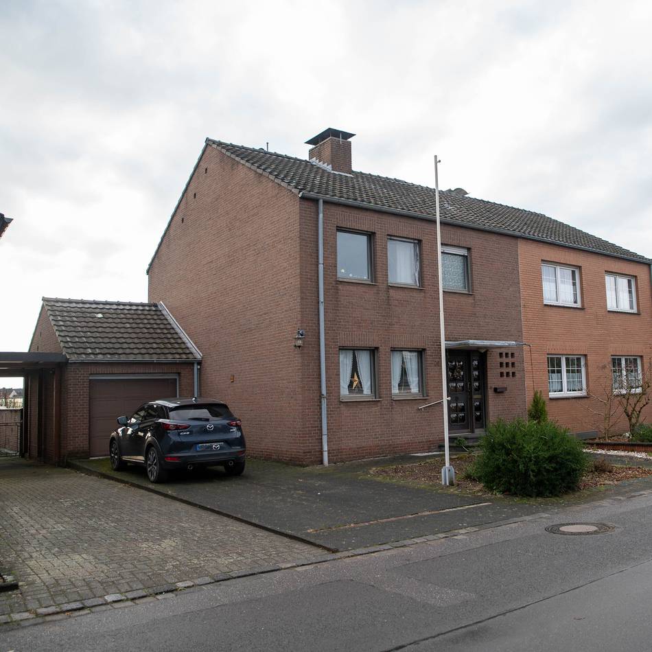 Brennendes Adventsgesteck in Neusser Wohnung: Vater und Sohn retten 90-Jähriger das Leben