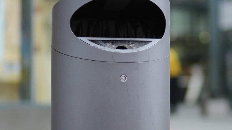 Teure Abfallbehälter in Leverkusen: Stadt tauscht die Luxusmülleimer in der City aus