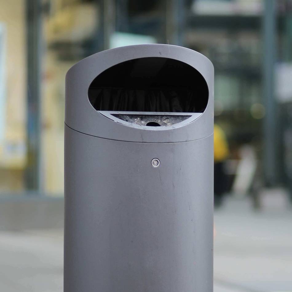 Teure Abfallbehälter in Leverkusen: Stadt tauscht die Luxusmülleimer in der City aus