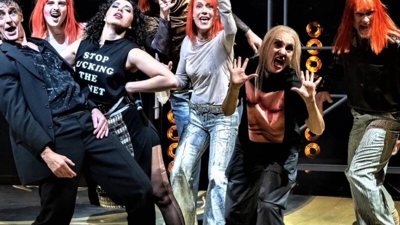 Die Festtage im Theater Krefeld: Weihnachten im Märchenwald und Silvester im ESC-Look