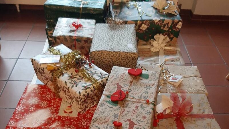 Überraschungen in Rheinberg: KfD-Frauen bringen 85 Päckchen zur Rheinberger Tafel