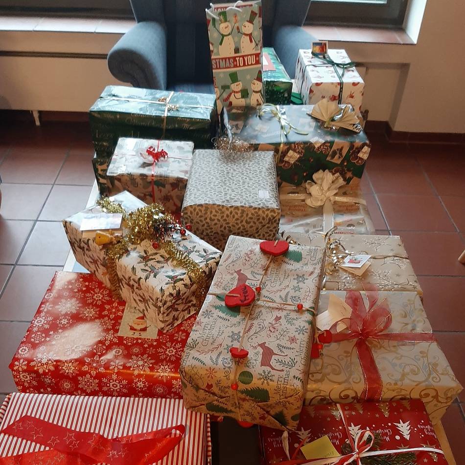 Überraschungen in Rheinberg: KfD-Frauen bringen 85 Päckchen zur Rheinberger Tafel