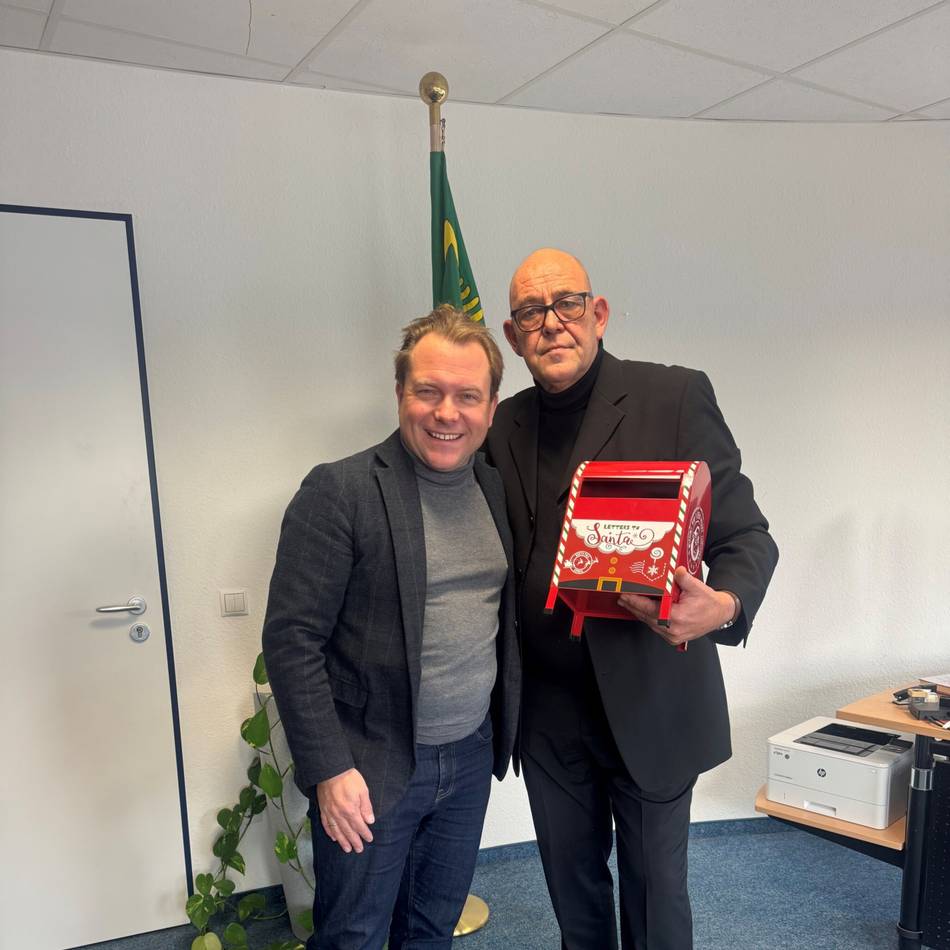 Von Rommerskirchener Kindern: Briefe an den Weihnachtsmann übergeben