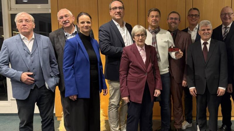 Würdigung von langjährigem Einsatz: Dormagen ehrt Ratsmitglieder und Ehrenamt