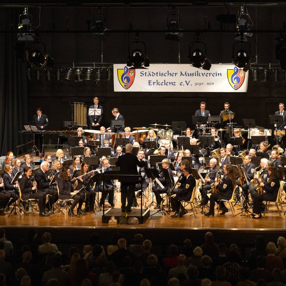 Adventskonzert in der Erkelenzer Stadthalle: Der „Städtische“ konzertiert in vorweihnachtlicher Stimmung