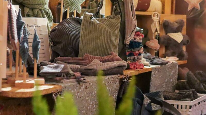 Wohnanlage St. Bernardin Hamb: Kreativmarkt im Klostergarten trotz Dauerregens ein Erfolg