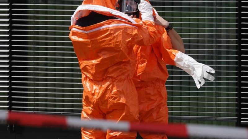 Wache in Düsseldorf Wersten: Gefahrstoff-Alarm bei der Polizei – Feuerwehr mit Schutzanzügen im Einsatz