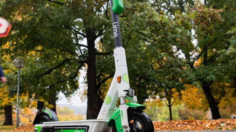 Mönchengladbacherin schwer verletzt: 57-Jährige rutscht mit E-Scooter aus