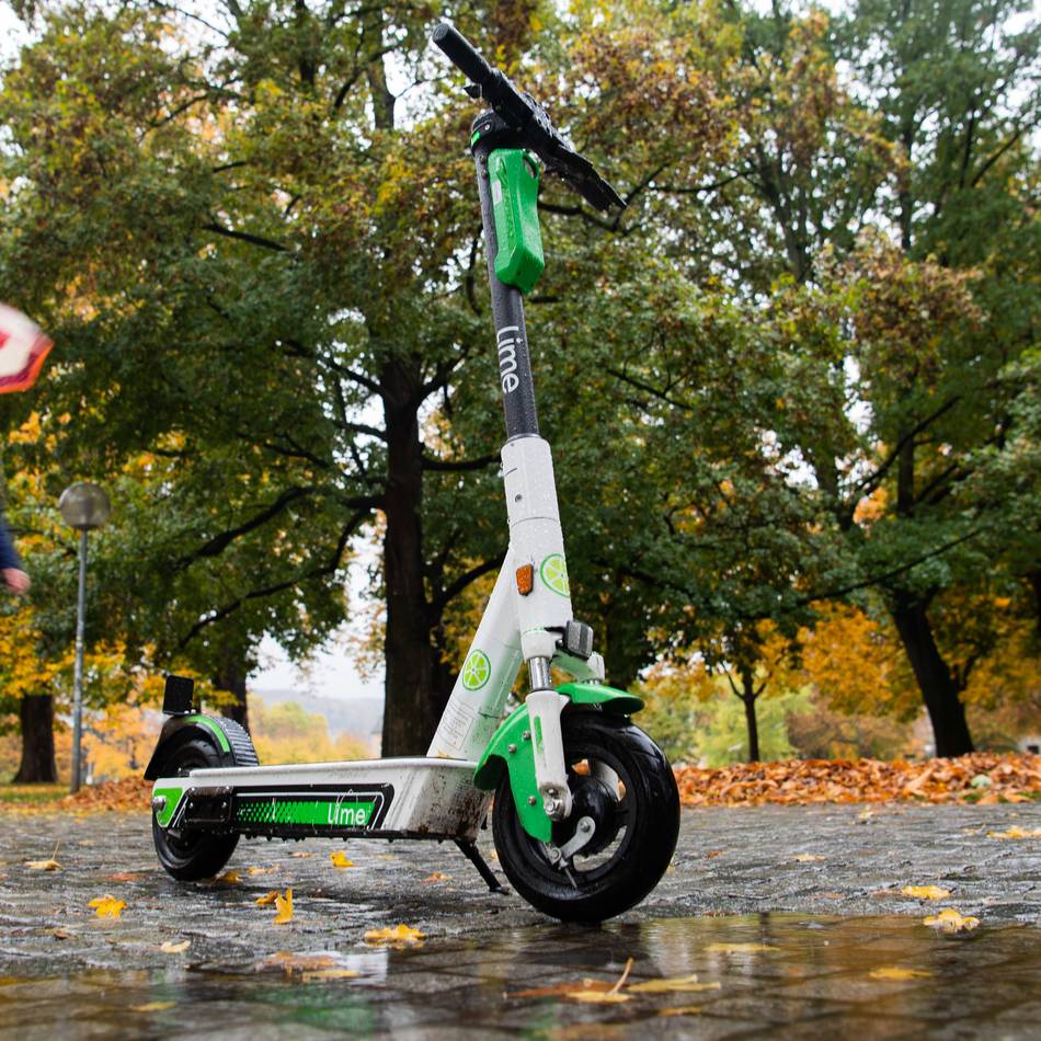 Mönchengladbacherin schwer verletzt: 57-Jährige rutscht mit E-Scooter aus