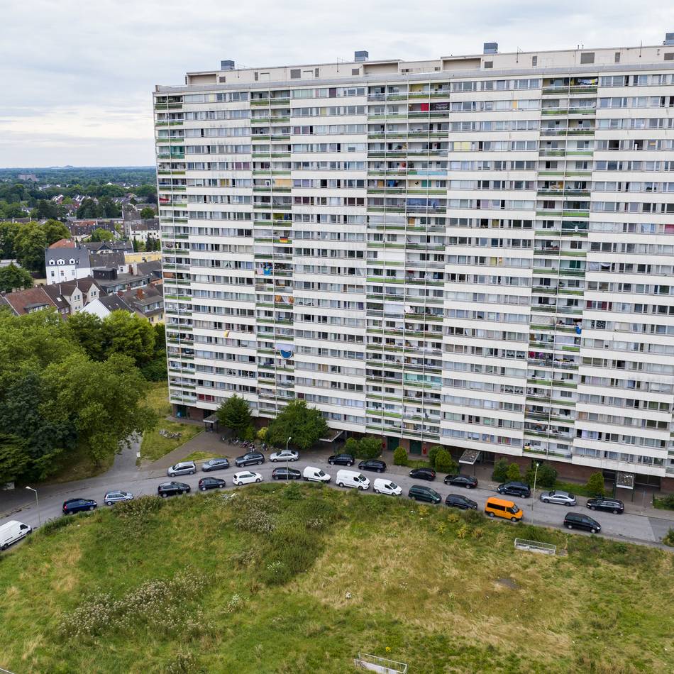 Berüchtigtes Hochhaus in Duisburg: Betonplatte fliegt vom Dach des „Weißen Riesen“ – Tatverdächtige identifiziert
