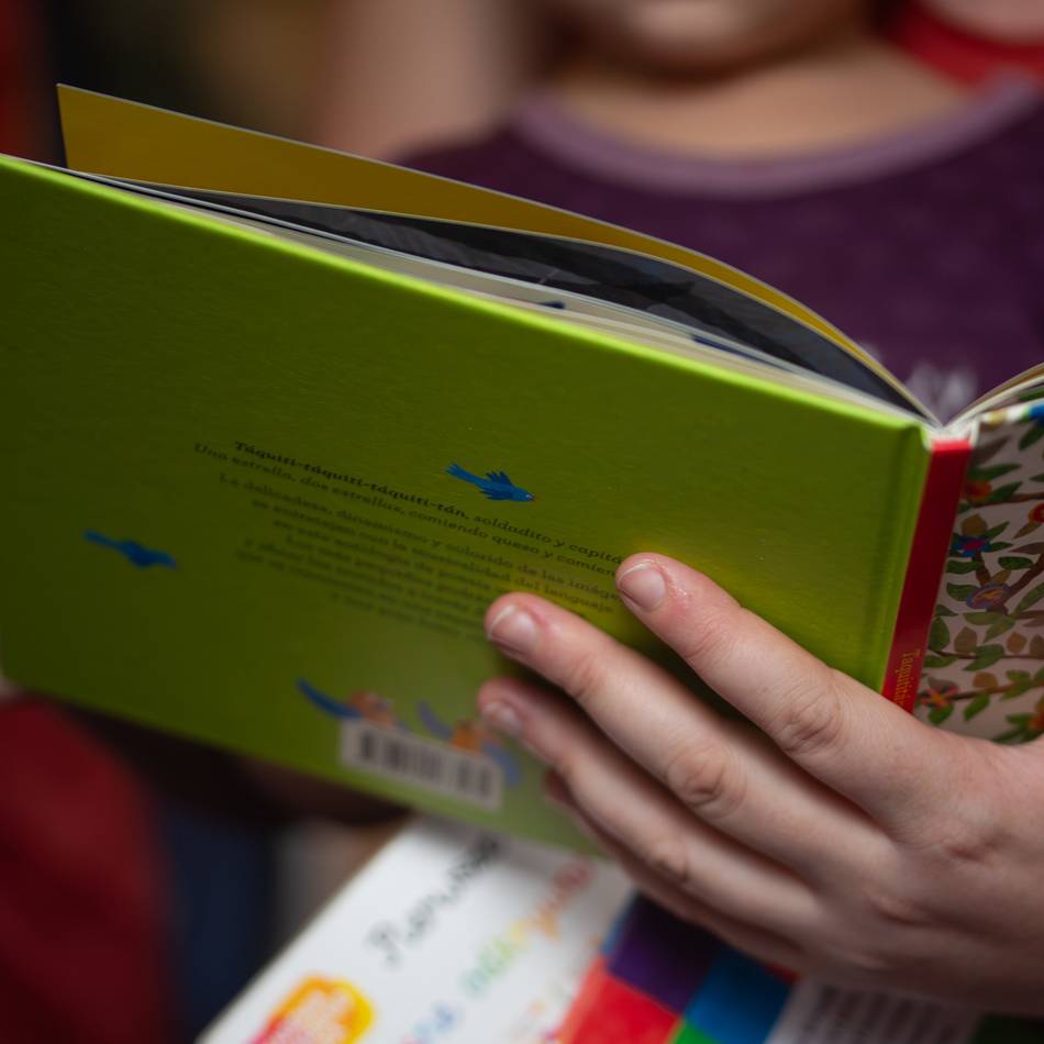Aktion „Das erste Buch“: Lesegeschenk für Neusser Erstklässler