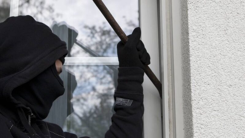 Fenster aufgehebelt: Einbrecher stiegen in Kellen in Einfamilienhaus ein