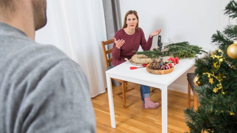 „Scheidungshauptstadt“ Leverkusen: Wenn der „Baum brennt“ – wie man sich vor Ehekrisen an Weihnachten schützt
