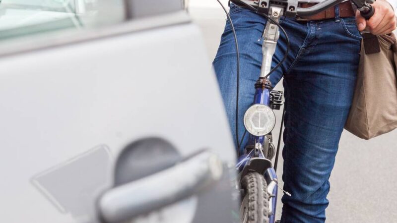 „Dooring“-Unfall in Hilden: Autotür geöffnet – Radfahrer verletzt