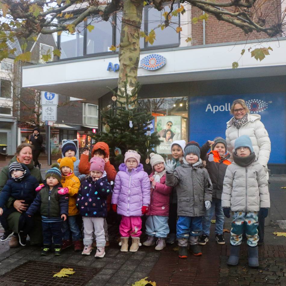 Aktion in der Gelderner Innenstadt: Über 100 Kita-Kinder schmücken Tannenbäume auf dem Markt