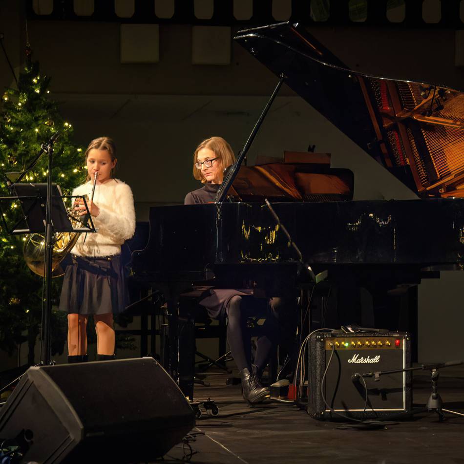 „Musik im Cusanus“: 172 Schüler spielen Weihnachtskonzert