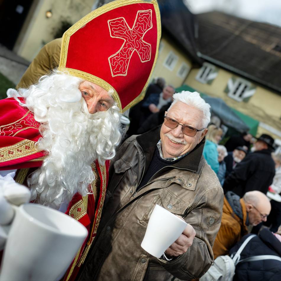 Langenfeld: Weihnachtsstimmung an der Wasserburg Haus Graven