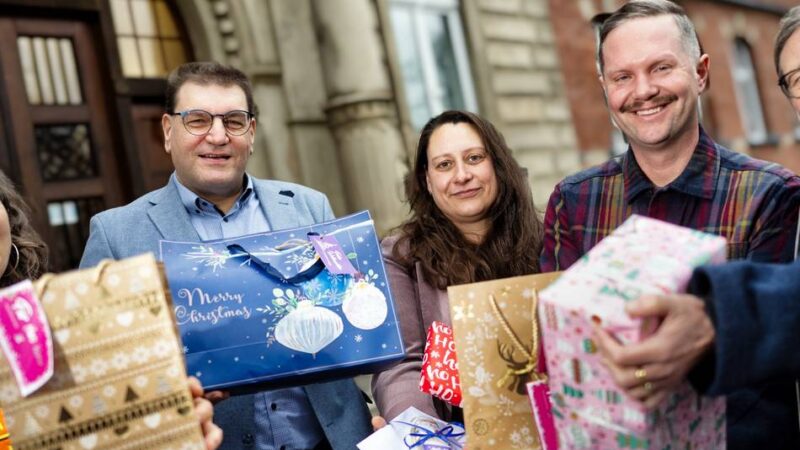 Geschenke für wohnungslose Menschen: Große Resonanz auf Wunschbaumaktion der LVR-Klinik Langenfeld