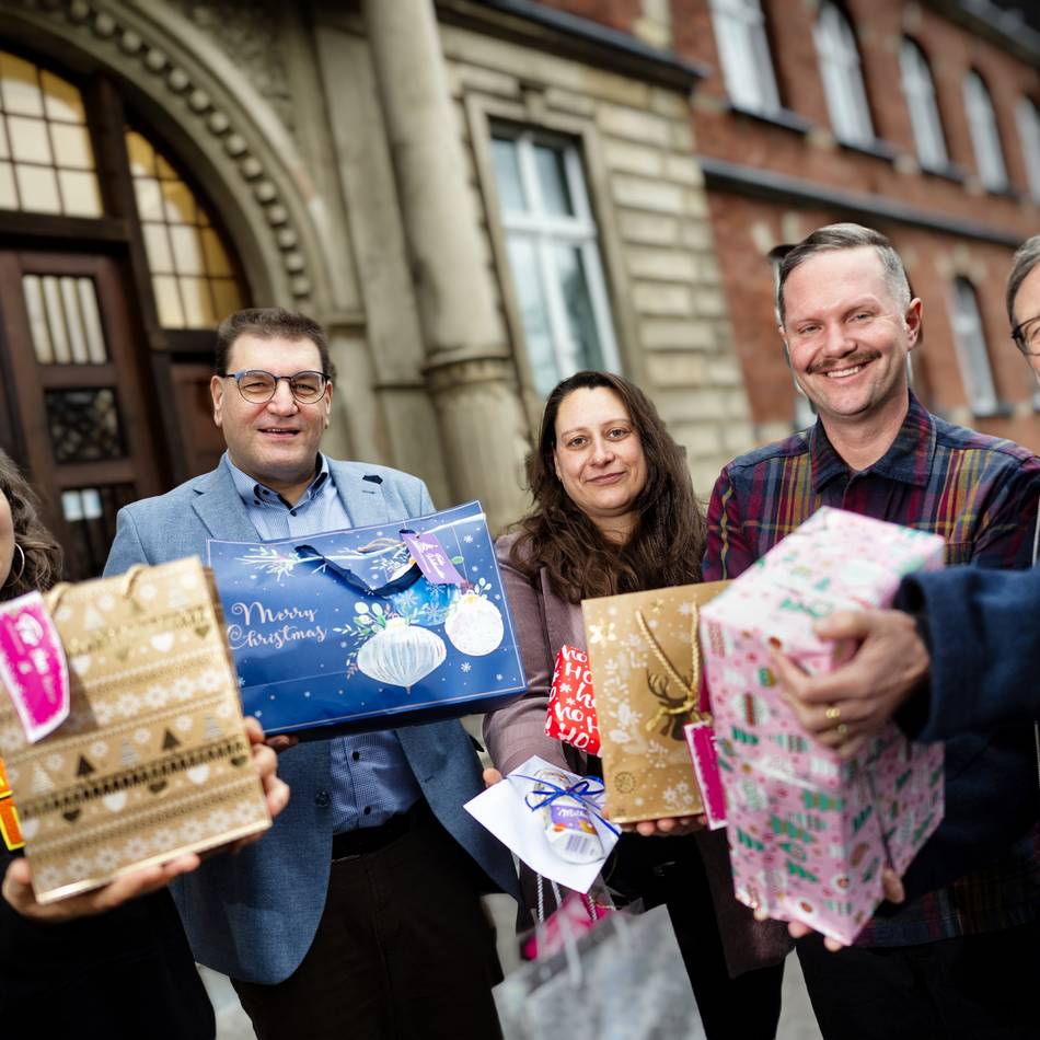 Geschenke für wohnungslose Menschen: Große Resonanz auf Wunschbaumaktion der LVR-Klinik Langenfeld