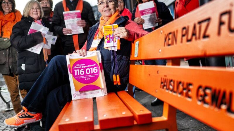 In Langenfeld: Gemeinsam laut gegen Gewalt auf dem Marktplatz