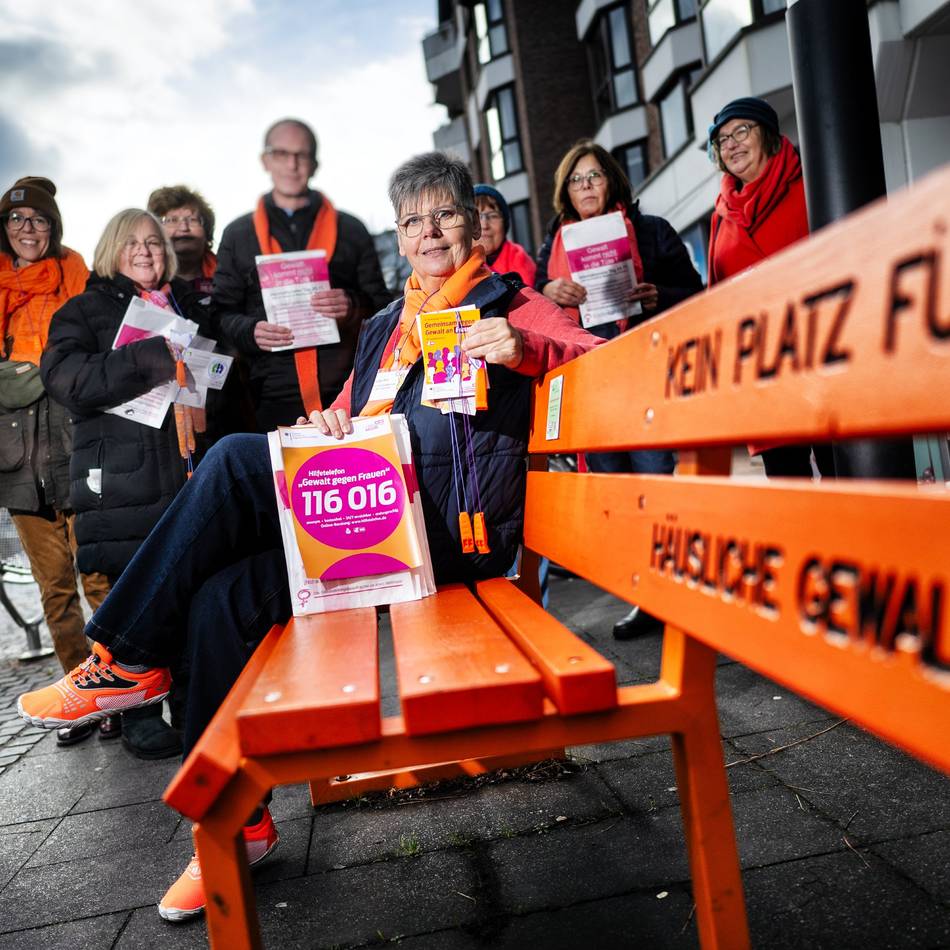 In Langenfeld: Gemeinsam laut gegen Gewalt auf dem Marktplatz