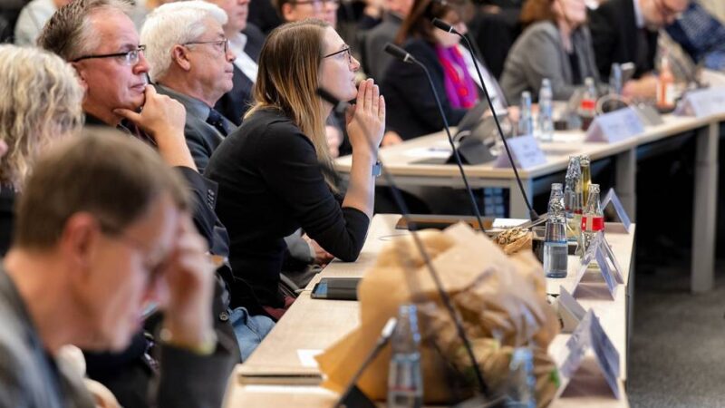 Politik in Langenfeld: Fraktionen uneins über die Dauer der Ratsstreaming-Archivierung