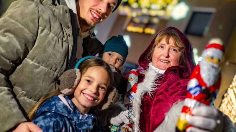 In Langenfeld-Wiescheid: Weiblicher Nikolaus verteilt Geschenke am Weihnachtshaus